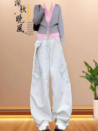 #秋季工装牛仔裤,解锁秋日潮酷密码。秋风起,穿搭要够“型”!这条秋季工装牛仔裤,宽大版型自带松弛感,超多口袋实用又吸睛,装下随身小物超方便~搭配浅灰针织开衫与粉色内搭,温柔与酷飒完美融合,在微凉秋日里,轻松穿出独属于你的个性腔调,让你成为街头亮眼存在~#恋夏穿搭谁穿谁好看#一键解锁夏日本命穿搭#秀出我的夏日户外穿搭#总要穿白裙去吹吹海风吧