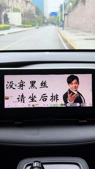 #真实生活分享官 #车机升级 #埃安s魅580 #汽车文化冷知识 #车知识分享计划 广汽埃安s魅580车机一键安装升级傻瓜式操作视频教程。准备好一个安卓手机就可以升级,无须拆机、无须电脑、无须数据线、无须U盘,一个安卓手机就可以给我们的车机升级,解锁WiFi+自由装软件,还可以安装地图软件,解除行车视频限制,一次升级,让你的埃安S魅580车机焕然一新。