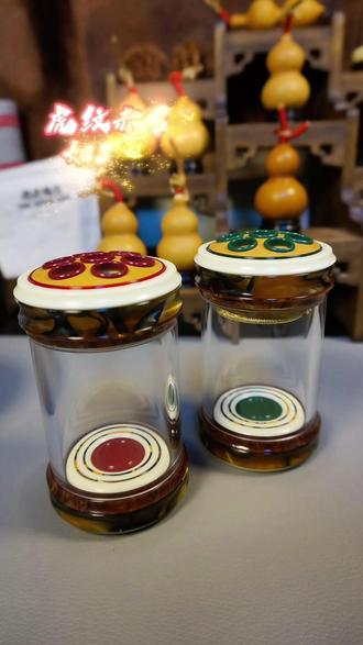 “裂土封侯之色映帐前虎贲”,“林泉隐逸之骨耀山中高士”。
一红一绿,一热一冷。一入世,一出世。
所谓国士,不过是在自己的道上,走到极致。
@老虎鸣虫 国士无双2.0&3.0
#鸣虫文化 #虫具 #老虎鸣虫#一方虫天器曰虫庐 #蝈蝈罐