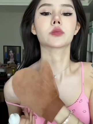 #露丝同款 植绒涂抹手套很方便 用来涂抹身体乳 素颜霜又快又均匀 再也不用弄的满手黏糊糊的#仙女必备 #超便宜超划算 #涂身体乳方法 #精致女人必备