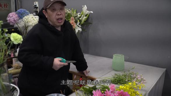 大叔说花每周一花273春色系鲜花搭配/家庭生活居家花瓶插花 给大家做一个春天调子的鲜花搭配,看看有没有点乱花渐欲迷人眼的感觉?#每周一花 #家庭瓶插花 #日常鲜花搭配 #居家生活插花 #春色系插花搭配