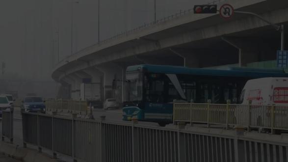 【POV-1】济南公交K4路 二环北路公交车场--分水岭南 第一视角前方展望POV 以此来纪念即将下线的气铰ZZ6186GN5Q1!(目前还剩4辆在营运) 济南公交曾向青年客车订购100辆燃气铰接来替换老旧柴油车,后来青年客车脱了3年多,仅交付了20辆,又因诈骗罪等原因,济南公交将青年客车告上法庭,以至青年客车倒闭。为弥补100辆铰接,济南公交又向豪沃客车订购70辆ZZ6186GN5Q1型18米双开门纯燃气铰接(视频款)与10辆18米无左门纯燃气铰接(后被济南退单,被日照购走)。如今,这70辆ZZ6186GN5Q1已进入暮年,已有66辆下线闲置在各个车场,仅剩K4路还剩4辆在垂死挣扎。也许在3月份之前,我们还能听到气老虎的最后一声咆哮;一个月以后,济南将再无气铰,一代经典也将彻底落下帷幕……