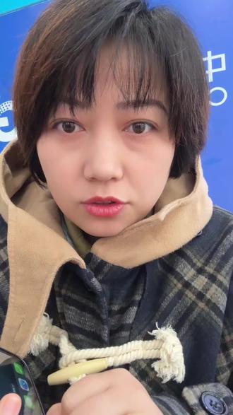 苹果手机应用app如何加密?苹果手机上的应用本身不支持直接设置独立的密码锁。不过,你可以通过以下几种方法实现类似的应用加密或隐私保护效果:
---
1. 使用屏幕使用时间(Screen Time)
这是苹果官方内置的功能,可以为特定应用设置密码限制:
· 设置步骤:
1. 打开 设置 > 屏幕使用时间。
2. 如果未开启,先点击 打开屏幕使用时间,按提示设置一个 屏幕使用时间密码(请牢记)。
3. 进入 应用限额 > 添加限额。
4. 选择要加密的应用(如微信、相册等),点击 下一步。
5. 将时间设为 1分钟,打开 达到限额时阻止使用。
6. 完成后,每次打开该应用超过设定时间就需要输入密码。
· 注意:此方法在首次打开应用时会短暂允许使用,适合防沉迷或临时锁定,但并非每次打开都需密码。
---
2. 使用具有应用锁功能的第三方应用
部分第三方应用(如笔记、相册类工具)提供独立的密码或生物识别锁,但 只能保护该应用内的内容,无法系统级加密其他应用。
· 常见类型:
· 私密相册:Private Photo Vault、Keepsafe。
· 笔记/文件:Notion、备忘录类应用(支持内设密码)。
· 限制:无法加密微信、系统相册等原生应用。
---
3. 利用“引导式访问”(Guided Access)
适合临时锁定单个应用,防止他人退出:
· 设置步骤:
1. 打开 设置 > 辅助功能 > 引导式访问,开启并设置密码。
2. 打开需要锁定的应用,连按三次侧边按钮(或 Home 键)启动引导式访问。
3. 此时应用会被锁定,无法切换或退出,需再次连按三次并输入密码才能关闭。
· 适用场景:临时借手机给他人使用某个应用(如游戏、演示时)。
---
4. 隐藏应用(仅部分支持)
· 隐藏原生应用:长按主屏幕进入编辑模式,点击应用图标上的“—”选择 从主屏幕移除(应用仍保留在 App 资源库,需搜索打开)。
· 隐藏已下载应用:通过 屏幕使用时间 > 内容和隐私访问限制 > 允许的应用,关闭应用使其从主屏幕消失(但可重新开启)。
---
5. 企业级或专业工具
· MDM(移动设备管理)工具:适用于企业设备,可强制为应用设置访问策略(需配置描述文件,普通用户不常用)。