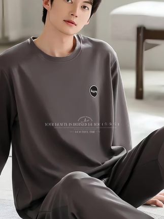 换季不知道怎么穿?这套男士家居服简直太合适了!它是舒适棉绸材质,摸起来软绵绵的,穿上身超级舒服。而且它的设计很宽松,一点也不紧绷,让你在家也能轻松自在。更重要的是,它还特别时髦,简约风格超显气质,不管是自己穿还是送人,都倍有面子!#强烈推荐 #男生穿搭 #春秋新款 #时尚穿搭时尚穿搭时尚 #阳光帅气
