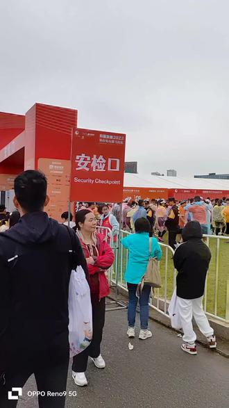宛马胜利完成,遗憾的就是没有拍补给,今天的补给非常不错,盐丸和能量胶腰包都塞满,给力#无锡锡山区宛山国际马拉松 #比赛现场