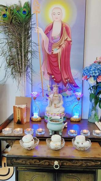 梦参老和尚开示:“如果别的都不能够,就念地藏王菩萨就行了,你如果要能方便时候念念《地藏经,》,《地藏经》很长,一天不行,分作两天也可以,不过《地藏经》一个钟头就念完了,那你这个周围,街道,都沾你的光,都吉祥,没有凶险的事。地藏王菩萨说的,不是我说的。”