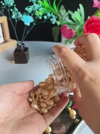 每天清晨拧开一颗“青春胶囊”,富勒烯的抗老能量混着羊胎素的滋养力,在掌心化开成清透的精华液——这大概是肌肤最期待的晨间仪式。   上脸瞬间就被“喝”进去,干燥的紧绷感立刻被水润熨帖取代,像是给肌肤灌足了活水。坚持用下来,下颌线悄悄变得清晰,那些藏在眼角、嘴角的细纹也像被温柔抚平,素颜时脸颊透着自然的饱满光泽。   一颗一颗独立包装,干净又方便,出差带在包里也不占地方。抗老、保湿、紧致一步到位,性价比直接拉满,难怪被好多姐妹列为“无限回购清单”top1!   #护肤好物 #好物推荐 #仙女必备 #好用不贵 #抗老精华