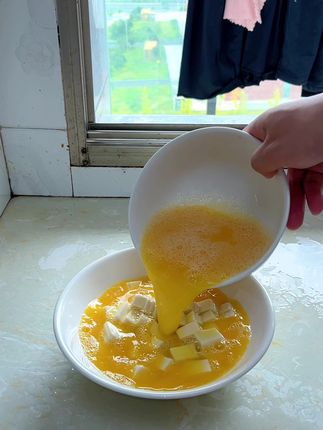 把鸡蛋倒在豆腐里面,出锅就是一道特色美食,鲜香滑嫩太好吃了! #豆腐鸡蛋 #鸡蛋的神仙吃法