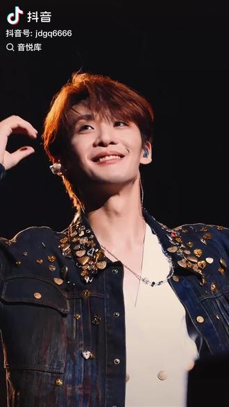 #浮云一别后流水十年秋 #得知己 #人生几何夫复何求 #静夜思过 #曾何几时
《接纳一切》这首歌主要表达了以下情感和主题:
1.豁达与从容:歌词传递出一种不焦虑、不执着过往的态度,如“不盲从不焦虑也不执着过往,静品流年沉香,穿越沧桑”,体现了对生活的坦然接受。
2.成长与自我接纳:歌曲强调成长是一个接纳的过程,包括接纳世事无常、他人的离开以及不完美的自己,如“接纳一切,更接纳不完美的自己”。
3.与世界和解:表达了不再与世界对抗的态度,如“不再与世界针锋相对满脸倔强,一身澄澈的平静拥抱世事无常”,倡导以平和的心态面对生活。
4.内心的力量:尽管经历岁月磨砺,内心依然保持笃定,如“我的锋芒在岁月里渐渐磨成温润的光,内心的笃定便生长出柔软的力量”。
5.对生活的热爱:通过接纳一切,找到属于自己的节奏,享受生活的美好,如“我终于找到属于自己的节奏缓缓徜徉,不急不慢的脚步踏碎外界的熙攘”。
这些情感共同传达了一种积极向上、从容淡定的人生态度。