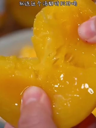 夏天到了,没有什么比吃上一口冰凉爽口的黄桃罐头更过瘾的事情了!这个大分量装的黄桃罐头真的是太满足了,每一片都是新鲜大颗的黄桃肉,吃起来脆甜多汁,一口爆汁,还有浓浓的果香味,真的超级好吃。而且它是开盖即食的设计,特别方便,想什么时候吃就什么时候吃。#扶持计划 @DOU+上热门#零食分享