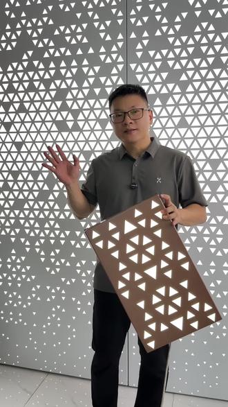 车库或商场吊顶灯光一体铝单板的应用 现在的高端楼盘越来越卷,车库坡道星空顶和入户门厅的星空顶,正在成为越来越多高品质项目的首选。我们把灯光内置在冲孔铝单板里面,自带发光系统,成品直接就能安装,这样做出来星空顶,保证灯光效果的同时,大大缩短工期,对安装十分友好。#自带灯光冲孔铝单板 #灯光一体铝单板 #车库星空顶 #商场吊顶星空顶 #地库星空顶