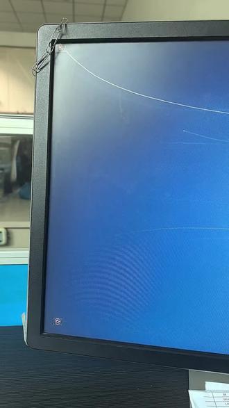 #七枚回形针📎 跟风:七枚回形针
、物理作用
1.结构力学:七枚回形针相互勾连形成链式结构,利用回形针的弹性形变产生的咬合力实现连接,每一枚都作为受力节点,通过拉力传递分散荷载,整体可承受一定重量的轻物悬挂,同时金属材质的回形针依靠自身刚度保持形态,不易弯折变形。
2.空间利用:串联后的七枚回形针形成线性延伸的空间结构,相比单枚回形针,拓展了垂直方向的使用维度,可作为简易挂钩、临时连接件,在桌面、板材边缘等场景实现小物件的悬挂与固定。
二、玄学作用
1.数字寓意:数字"七"在玄学中代表完整、循环(如一周七天、北斗七星),七枚回形针串联象征着"圆满联结",被视作汇聚小能量成整体的象征,可作为书桌旁的小摆件,寓意将零散的运势、思绪凝聚。
2.形态象征:回形针的环形结构有"周而复始、圆满顺遂"之意,七枚相连则强化了这种寓意,被认为能形成小型的"能量环",助力驱散周遭的杂乱气场,带来稳定的环境磁场