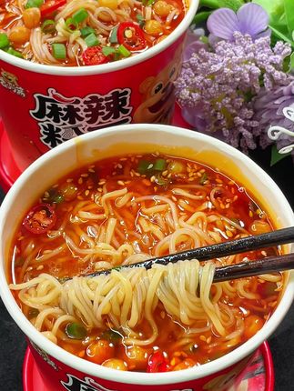 9.9 元 5 桶的麻辣粉面来啦!有粉有面超浓郁,一箱到手超划算 #麻辣粉面推荐 #便宜速食推荐  #9.9 元速食囤货#居家速食选择