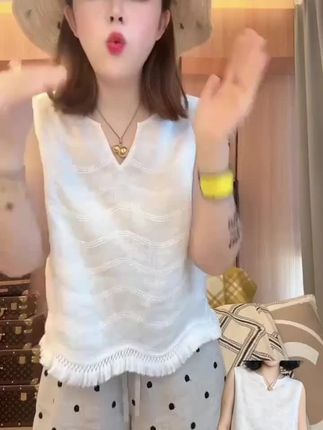 2025夏季新款下摆拼接流苏设计感V领无袖背心LK2504637#爆款热卖中 #好物推荐🔥 #大数据推荐给有需要的人 #抖音小助手#夏季穿搭
