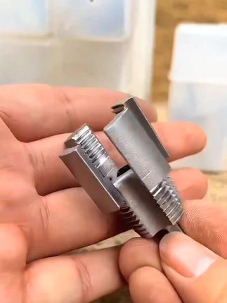 果然是大聪明发明出来的东西就是不一样,套在手电钻上,无论是塑料水管还是金属水管,套丝开丝轻而易举,关键还可以内外丝一个工具完成#开丝器#取丝器#套丝器#水管开丝器#水管内外丝开丝器