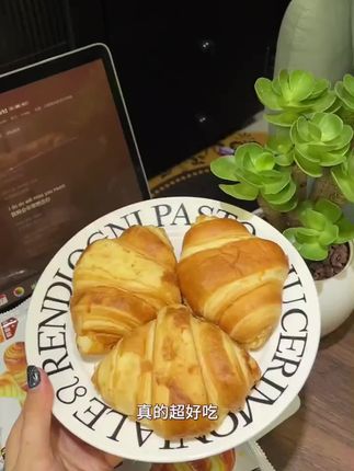 早餐不用发愁啦!这款碱水牛角面包配料表干净,纯牛奶做的,真实添加沙拉酱和鸡肉松,外皮焦香带嚼劲,越嚼越香,大人小孩放心吃#碱水牛角包#面包 #早餐吃什么