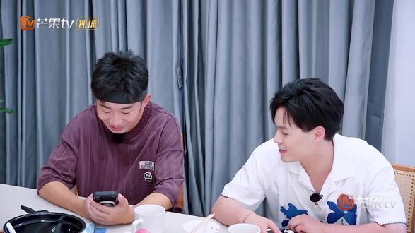 刚睡醒的声音好萌😍
#黄明昊 #黄明昊睡醒的声音