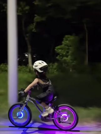 给爱骑车的孩子安排一套风火轮吧,他安装简单,直接卡在车轮上就可以#自行车风火轮 #自行车夜骑灯推荐 #自行车夜骑灯 #自行车风火轮夜光灯 #自行车风火轮装饰灯