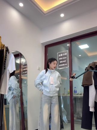 #小个子显高显瘦穿搭 #浅色牛仔裤穿搭 #有个性裤子😘 视频同款牛仔裤😘