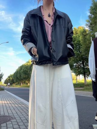 【视频文案】2025年最火的韩系休闲风格!这款秋季必备的超好看短款皮夹克,独特的翻领设计让你在人群中脱颖而出。时尚又保暖,轻松驾驭各种场合!快来加入我们的潮流行列吧!#韩系时尚 #秋季穿搭 #皮夹克