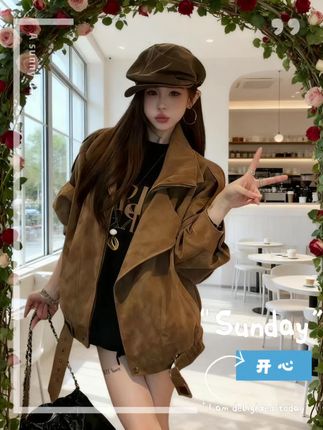 【美式复古玩家上线!这件麂皮绒夹克把我拽回90年代!】🤎 救命!这件机车夹克也太太太有感觉了吧!! 秋天第一件外套非它莫属✨ 软fufu的麂皮绒质感绝了 美式复古咖色一上身 氛围感直接拉满! 宽松版型对身材超包容 藏肉显瘦一绝 随便搭个牛仔裤+短靴 立马变街拍主角🥾 设计感十足但一点都不浮夸 日常出街 约会 旅行都能hold住 慵懒里带着一丝小帅气 谁穿谁好看! 今年秋天想换风格的姐妹 锁死它! 真的巨百搭 巨复古 巨高级!! #美式复古穿搭 #秋季外套 #麂皮绒夹克 #机车外套 #慵懒风穿搭