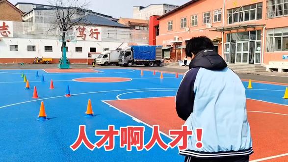 17秒满分,这名同学竟然12秒完成,太牛了!人才啊!!#竞技体育 #中考体育 #篮球带球绕杆 #校园生活 #田径训练