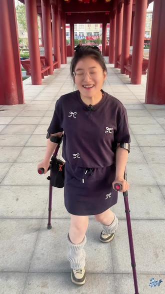 脑瘫女孩边走边说真的很难说得不是太好但我还是鼓起勇气录完了 #谁火不是火 #河南姑娘 #励志正能量 #普通人的生活 #爱笑的人运气不会差