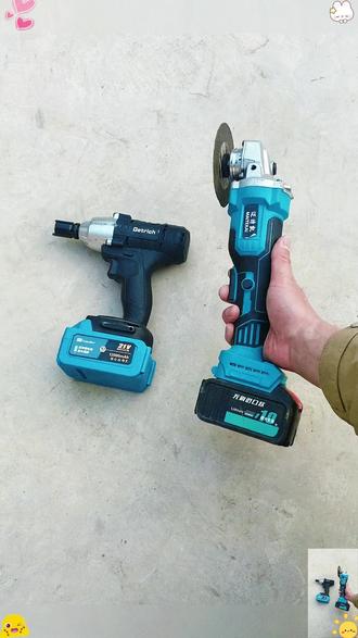 终于发明出来了,这是一款锂电池转换器,就这样直接装上去,大艺就变成牧田的锂电池,也可以把牧田转换成大艺的,这样以后家里的锂电池就可以通用了#锂电池转换器 #电动工具电池 #大艺电池充电宝转换器 #牧田电池转换器 #电动工具转换器