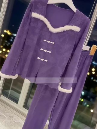💜谁能拒绝这套“紫气东来”的国风睡衣啊! 暗纹提花+毛绒包边,把江南温婉穿在身上~ 中式盘扣一扣,古风贵气感直接拉满✨ 这紫调显白到发光,在家都像古装剧女主! 国风爱好者狂喜,这套睡衣我不允许你们错过~ #国风睡衣 #紫色系 #居家穿搭 #新中式 #睡衣推荐