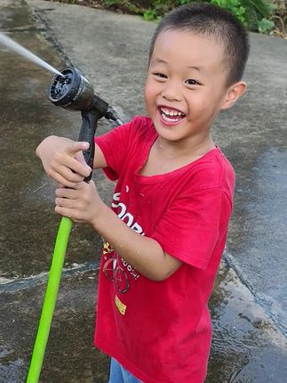问他回去不,他说我今天不回去,这玩水太美好了#开心童年 #孩子的快乐很简单 #调皮捣蛋的小家伙 #纪录美好生活 #小小男子汉在慢慢长大