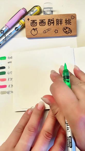 🏠春日小屋 + 桃花|简单又治愈的手绘小画 超喜欢画画,深深被这一摸春色吸引,一笔一画把春天的小屋和桃花都画进了我的本子里,过程超治愈,让我平凡的日子多了一些温柔和色彩。保持热爱,慢慢坚持,每一幅小画都是生活里的小美好~#跟抖音学画画 #丙烯马克笔 #绘画过程 #创作者流量扶持计划 #桃花