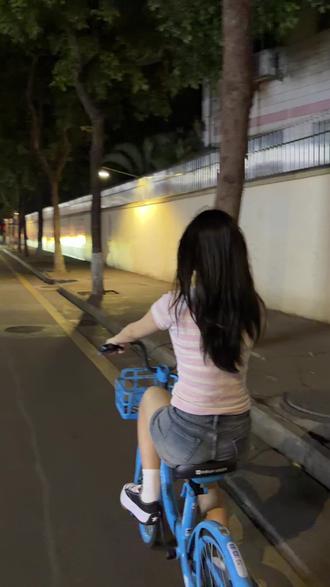 我靠大晚上被人要联系方式了怎么办#共享单车 #搭讪 #电动车女孩