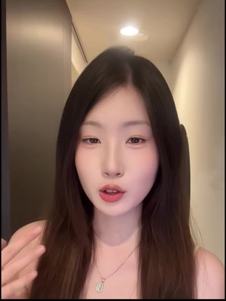 宝子们!大宝擀面杖晚霜绝了~ 含维他命A醇,淡纹抗皱超给力,还能细润嫩肤、紧致肌肤。质地舒服好吸收,舒缓修护,熬夜党也能冲,性价比拉满!#大宝晚霜 #抗皱淡纹#面霜