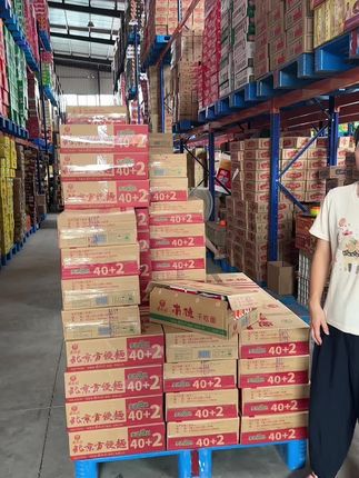 捏一捏 晃一晃 酥酥脆脆 麻辣鲜香,老北京干脆面很多8090后都吃过吧,焦香酥脆还是小时候那个味!#老北京方便面 #好吃到停不下来 #南德方便面 #妈呀太香了