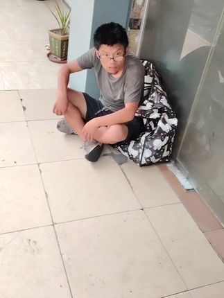 有没有人认识这个兄弟的,在这里有两年多了,今天挂台风给他开了个旅馆#台风来了