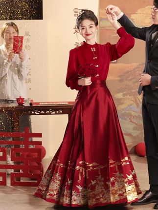 🤩婚礼想当显眼包?这条红色马面裙敬酒服直接封神!💃 🔥丝绒滑得像德芙,暗纹绣得像开了挂,走路都带风!💨 💋改良版型专治“吃多显胖”,敬酒时亲戚都抢着合影!📸 👑国风女孩听好!穿上它,你就是婚礼上的“行走红包收割机”!💰 #红色马面裙 #敬酒服爆款 #新中式炸街 #国风显瘦战袍 #婚礼C位神器