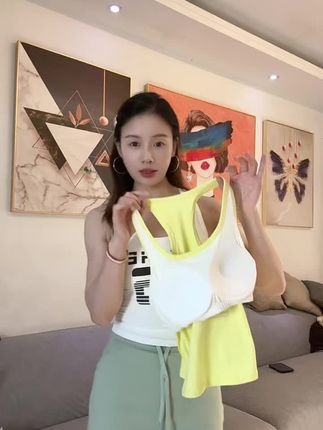 超级好看好穿,面料很舒服,高强度一体杯的美背,字母数字印花的搭配显得很减龄,日常运动都可以穿