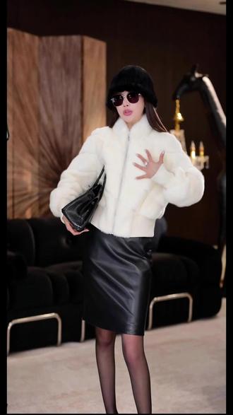 白色丹麦珍珠水貂摩登坑条皮草外套。#优雅精致的私藏穿搭 #时尚穿搭 #白色珍珠水貂