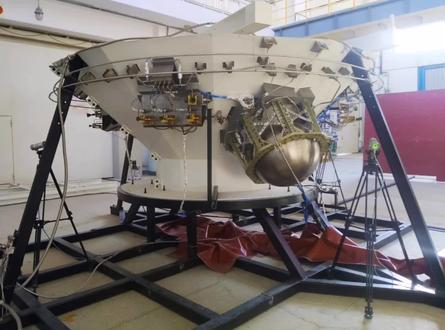 【星际荣耀双曲线三号可重复使用运载火箭二级辅助动力系统试车圆满成功】近日,星际荣耀自主研发的SQX-3可重复使用运载火箭配套二级辅助动力系统圆满完成了全系统试车。
SQX-3二级辅助动力系统采用双组元方案,主要由氧/燃推进剂贮箱、高压气瓶、16台姿轨控发动机、各型阀门、气/液管路等组件组成,用于实现火箭二级飞行中主动段滚动姿态控制、滑行段三通道姿态控制、入轨精度修正、主发动机二次起动推进剂管理、离轨钝化等功能。
本次全系统试车按照SQX-3可重复使用运载火箭箭上装配状态和首飞飞行时序进行,试验总时长2600秒,包含了火箭二级姿态控制、主发动机二次起动推进剂管理、离轨钝化等全部功能,完全包络了SQX-3首飞使用要求。试验中系统按时序起动,贮箱增压正常,各型发动机按指令正常开关机,系统工作稳定,组件匹配良好,各项指标满足要求,试后检查产品状态良好。
本次全系统试车的圆满成功,验证了SQX-3二级辅助动力系统设计的正确性及各组件间的协调匹配性,证明该系统满足SQX-3可重复使用液氧甲烷运载火箭的首飞要求,可以交付总装,为SQX-3的首次入轨+海上回收飞行试验奠定了良好的基础。