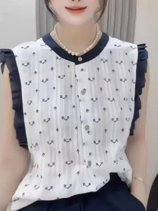 姐妹们,这件韩系高级感纯棉圆领木耳边无袖衬衫也太好穿啦,甜美减龄设计感背心上衣,宽松版型遮肉显瘦,不挑身材不挑年龄,谁穿谁好看#今日穿搭 #高级穿搭 #衬衫 #不挑年龄不挑身材 #谁穿谁好看系列