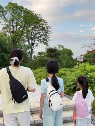 国庆假期用这个斜挎包好方便! #斜挎包 #阳光8点书包 #书包直播