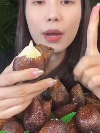 蛇皮果姐妹们,他这个表皮真的像蛇皮一样,我很喜欢剥这种怪壳。#蛇皮果