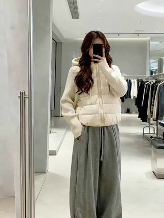 徐妍裹紧新买的韩版拼接棉服,假两件的设计像她此刻的身份——假装是皓明公司的实习生。她递上咖啡,指尖轻触。皓明抬头,目光掠过那件保暖又时尚的外套,忽然觉得这个冬天,或许不会太冷。「“这衣服很衬你。”」他鬼使神差地说。那一刻,温暖驱散了所有伪装  #沉浸式化秋日妆#用放空记录秋日碎片#晒晒我的秋日穿搭#秋日可露丽配色穿搭#穿搭第一步 @DOU+小助手