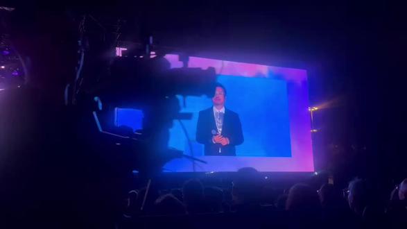 #演唱会现场live 一直想听黄国伦老师现场唱歌!觉得他可爱的像KFC老爷爷