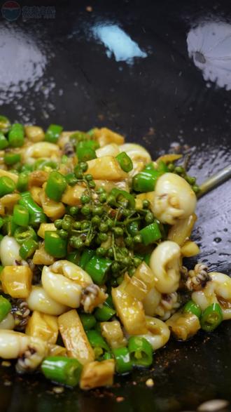 简单快炒,鲜味层层绽放《青椒墨鱼仔》 #捞佬墨鱼仔 #好食材找宏泰 #美食