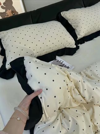 少女心爆棚!法式Ins风波点四件套 宝子们,想让卧室浸满法式温柔与Ins浪漫?这套波点四件套一定要入! 清透色调缀着灵动波点,像把巴黎街头的浪漫搬进房间,一铺上床,梦幻感直接漫到墙沿。面料软得像刚揉好的棉花糖,贴肤那刻,温柔得像被云朵轻轻托着,翻身都带着甜甜的软嫩触感。 不管是追精致生活的小资女孩,还是爱少女风的甜妹,它都能精准戳中审美。睡前瞥一眼床头的波点,连梦境都裹着浪漫光晕。赶紧入手,每晚都在法式浪漫里甜到冒泡~ #法式风情 #Ins风 #少女心#波点四件套 #卧室好物@DOU+小助手@DOU+上热门