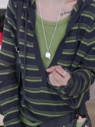 条纹帽衫大V领假两件拼接极简风秋装针织帽衫LK2506877#爆款热卖中 #好物推荐🔥 #大数据推荐给有需要的人 #秋装针织帽衫推荐