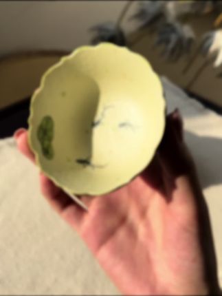 杯藏柑香荷韵,茶映鱼趣闲情 杯壁绘着鱼戏荷叶图,莲叶舒展如翠伞,闲鱼摆尾似游于碧波,墨色与青绿勾勒出江南意趣;釉面温润如玉,托在手中满是细腻触感。这般器型恰能适配小青柑普洱,茶汤注入时,柑的清冽、茶的醇厚与杯上荷韵相融,连饮茶都似浸在江南的温柔里。#茶生活 #器物之美 #陶瓷收藏 #瓷器收藏 #喝茶那点事