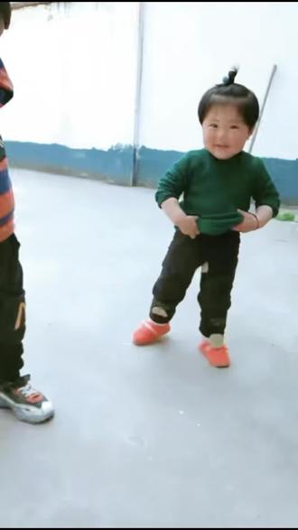 “稚子年少不知事,却是人生最乐时”这句话,常用来感叹童年的纯粹与美好,表达对无忧无虑时光的怀念。
一、 感慨童年的纯粹与珍贵
1.稚子年少不知事,却是人生最乐时。那时的快乐,简单得像一颗水果糖,甜得纯粹,毫无杂质。一根冰棍就能甜透整个夏天,一片落叶也能当成宝贝珍藏,所有的情绪都写在脸上,热烈而坦荡。
2.总在长大后才恍然惊觉,人生最澄澈、最轻盈的时光,原来都藏在那句“年少不知事”里。那时的我们,不懂人情世故,不计较得失,心无挂碍,目之所及皆是美好。
3.人总是这样,拥有时浑然不觉,失去后方知珍贵。当年少褪去,我们才明白,“不知事”从不是幼稚,而是人生最难得的豁免权——豁免于忧愁,豁免于疲惫,豁免于世俗的枷锁。
4.我们怀念的不是童年,而是那份“不知事”的松弛感。能看着这样的画面,就觉得心里被温柔填满了。
二、 描绘童年的快乐瞬间
1.檐角的暖阳斜斜洒落,照在巷口追逐嬉闹的孩童身上。他们赤着脚丫踩过青石板,裤脚沾着泥土,笑声清脆得像打碎了一串银铃。望着那无忧无虑的身影,忽然想起那句老话:“稚子年少不知事,却是人间最乐时。”
2.稚子的快乐,藏在对世界的好奇与探索里。邻家三岁的孩童蹲在墙角,对着一群搬家的蚂蚁能看上整整一下午。他会小心翼翼地递上饼干碎屑,看着蚂蚁们齐心协力搬运“美食”,便拍手欢呼,脸上洋溢着满足的笑意。
3.春日里追着蝴蝶奔跑,夏日里趴在池塘边看鱼虾,秋日里捡拾落在地上的枫叶,冬日里对着飘落的雪花欢呼雀跃。他们用稚嫩的眼睛观察世界,每一次发现都是惊喜,每一次探索都充满乐趣。
4.孩童之间的情谊简单而直接,今日为了一块糖果闹别扭,明日便会手拉手分享玩具;前一秒还在为游戏输赢争执不休,后一秒就已在阳光下并肩奔跑。
三、 与成年后的对比与感悟
1.长大后的我们,渐渐学会了权衡利弊,学会了伪装自己,学会了在现实的洪流中艰难前行。我们知晓了太多的道理,看清了太多的真相,却也失去了那份简单纯粹的快乐。
2.我们羡慕孩童的无忧无虑,却再也回不到那个“不知事”的年纪。其实,快乐本就简单,它藏在对世界的热爱里,藏在纯粹的情谊里,藏在无所顾忌的自在里。
3.真正的成长,不是变得麻木冷漠,而是在看清生活的真相之后,依然能守住内心的那份柔软与天真;不是失去勇气,而是在历经风雨之后,依然能带着曾经的热爱,勇敢地走下去。
4.愿我们历经世事