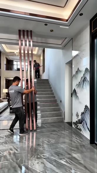 别墅装修 2026年
别墅进门见楼梯口,可以做这个款式,高端大气上档次,提升家居美感的屏风好品#屏风隔断 #高档别墅楼梯装修 #别墅屏风隔断#2026装修新风向 #艺术玻璃入户屏风